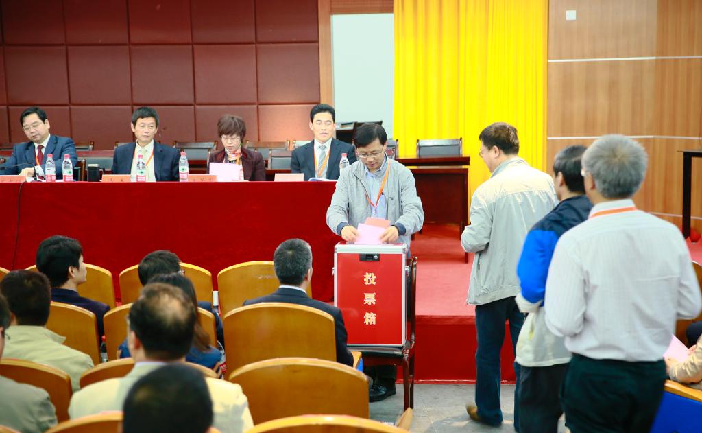 代表们投票